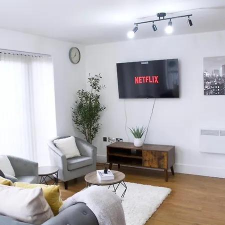 Apartment Modern 2-bed, With Free Parking *