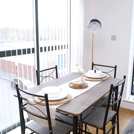 Modern 2-bed, With Free Parking Apartment