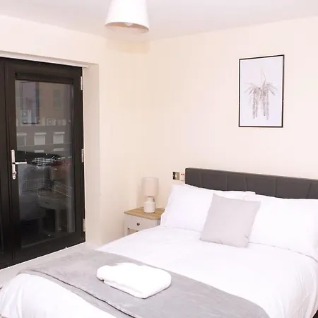 Modern 2-bed, With Free Parking *