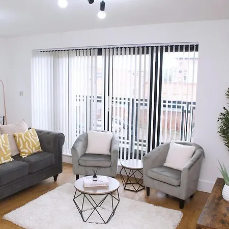Modern 2-bed, With Free Parking *