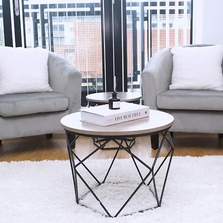 Apartment Modern 2-bed, With Free Parking *